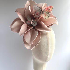 モーブピンクの花のファシネーター、ダービーヘッドドレス、レディースランチョンハット、ポロマッチ
