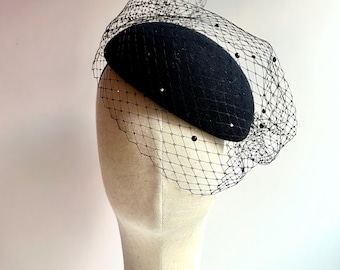 Zwarte bunkerhoed; Derby-fascinator met sluier en strassteentjes, cocktailhoed met knopen