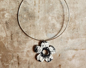 Silver-plated neckwire with porcelain pendant