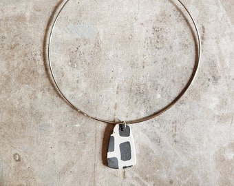 Silver-plated neckwire with porcelain pendant