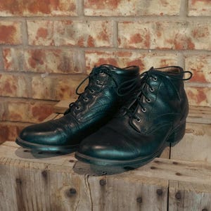 Lace up Vintage Ariat Ankle Boots size 8