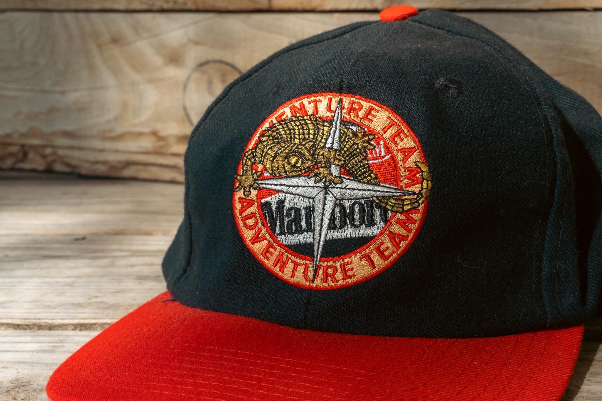 Marlboro Adventure Team ベースボールキャップ Vintage Marlboro Adventure Team Lizard Compass Red White Snapback