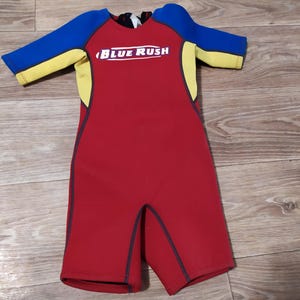 Children&#39;s wetsuit with short sleeves for 3-5 years with a snake at the back. for swimming in summer.