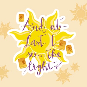 Può includere: Un sole giallo con raggi e il testo "And at last I see the light" in scrittura viola. Ci sono piccole lanterne gialle con un disegno di sole intorno al sole.