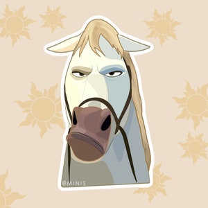 Puede incluir: Una pegatina de dibujos animados de un caballo blanco con una expresión de mal humor. El caballo tiene un hocico marrón y una melena rubia clara. El fondo es de color melocotón claro con diseños de sol amarillo.