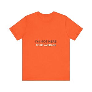 Non sono qui per essere una maglietta media per uomo e donna / Elegante e comoda scollo tondo con maniche corte / Vestibilità regolare e semplice