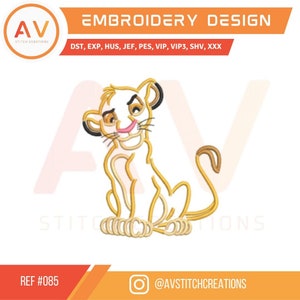 Könnte beinhalten: Ein Stickdesign mit einem Cartoon-Löwenjungen in Gelb- und Cremefarben. Das Design enthält den Text "EMBROIDERY DESIGN" und Dateityp-Abkürzungen. Das Logo von AV Stitch Creations befindet sich oben links, der Instagram-Handle unten rechts.