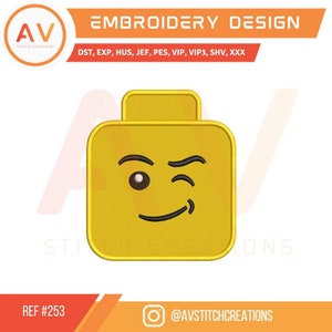Könnte beinhalten: Ein gelber gestickter Patch mit einem zwinkernden Lego-Minifiguren-Gesicht. Der Patch ist für Stickmaschinen und enthält die Dateiformate DST, EXP, HUS, JEF, PES, VIP, VIP3, SHV und XXX.