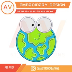 Könnte beinhalten: Ein Stickdesign mit einem lächelnden Erdball mit großen, runden Brillen. Die Erde ist grün mit blauen Ozeanen und einem hellblauen Umriss. Das Design enthält den Text "EMBROIDERY DESIGN" und Dateityp-Abkürzungen.