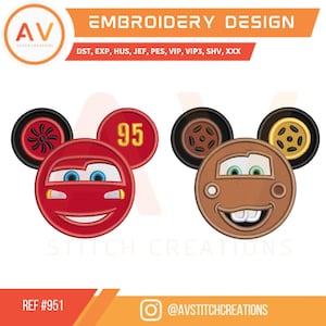 Może przedstawiać: Wzór haftu przedstawiający dwie twarze samochodów z kreskówek z kołami. Jedna jest czerwona z numerem 95, druga brązowa. Projekt zawiera tekst "EMBROIDERY DESIGN" i skróty typów plików. Obecne jest również logo AV Stitch Creations.