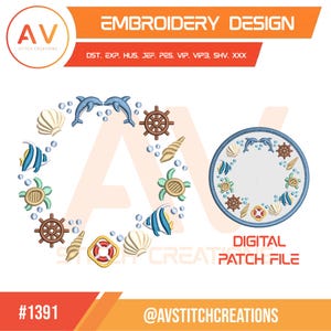 Pode incluir: Um arquivo de design de bordado digital com uma borda náutica circular contendo golfinhos, tartarugas marinhas, peixes-anjo, conchas, timões e boias salva-vidas. O design inclui o texto EMBROIDERY DESIGN, DST, EXP, HUS, JEF, PES, VIP, VIP3, SHV, XXX, DIGITAL PATCH FILE, #1391 e @AVSTITCHCREATIONS.