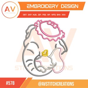 Puede incluir: Un diseño de bordado con un elefante de dibujos animados con un gorro rosa y un sombrero amarillo. El diseño está delineado en gris, rosa y amarillo. El texto "EMBROIDERY DESIGN" está en la parte superior y el número de diseño es #578.