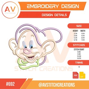 K&ouml;nnte beinhalten: Ein Stickdesign mit dem Gesicht einer Zeichentrickfigur mit hellrosa Nase und Mund, blauen Augen und helllila Haaren. Die Designdetails umfassen Gr&ouml;&szlig;en- und Stichz&auml;hlinformationen. Das Design ist mit dem Text "Embroidery Design" versehen.