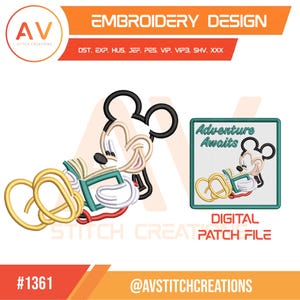 Può includere: Un file di ricamo con un personaggio topo dei cartoni animati che legge un libro, con il testo Adventure Awaits. Il design include i formati DST, EXP, HUS, JEF, PES, VIP, VIP3, SHV e XXX. Il personaggio ha orecchie nere, viso beige e guanti bianchi, e tiene un libro verde con accenti circolari gialli.