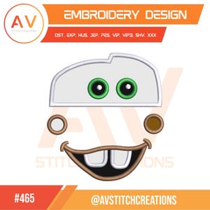 Peut inclure: Un motif de broderie représentant un visage de voiture de dessin animé avec des yeux verts, un dessus blanc et une bouche et des détails latéraux bruns. Le design comprend le texte "EMBROIDERY DESIGN" et "AV STITCH CREATIONS".