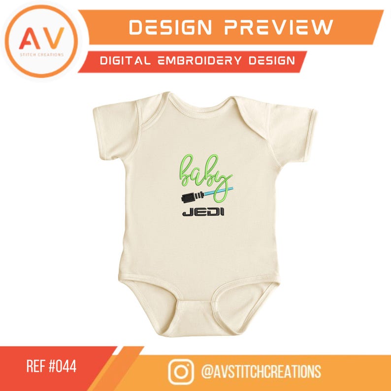 K&ouml;nnte beinhalten: Cremefarbener Baby-Body mit dem Wort "baby" in gr&uuml;ner Schrift, einem blauen Lichtschwert und dem Wort "JEDI" in Schwarz. Das Design ist eine digitale Stickerei-Vorschau. Der Text "DESIGN PREVIEW" und "DIGITAL EMBROIDERY DESIGN" sind ebenfalls vorhanden.