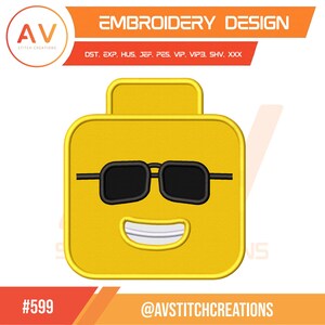 Könnte beinhalten: Gelbes Stickdesign eines Lego-Kopfes mit schwarzer Sonnenbrille und einem lächelnden Mund. Das Design enthält den Text "EMBROIDERY DESIGN" und "AV STITCH CREATIONS". Das Design ist mit der Nummer "#599" und dem Instagram-Handle "@AVSTITCHCREATIONS" versehen.