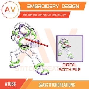 Puede incluir: Un diseño de bordado digital que muestra un personaje de guardián espacial con traje blanco, verde y morado sosteniendo un láser rojo. El archivo incluye el texto EMBROIDERY DESIGN, DST, EXP, HUS, JEF, PES, VIP, VIP3, SHV, XXX, DIGITAL PATCH FILE, #1066 y @AVSTITCHCREATIONS.