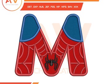 Könnte beinhalten: Ein Stickdesign mit dem Buchstaben "M" in Rot und Blau, mit einem Spinnennetz-Muster und einer schwarzen Spinne. Das Design enthält den Text "EMBROIDERY DESIGN" und das Logo "AV STITCH CREATIONS".