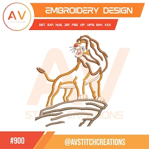 Puede incluir: Un diseño de bordado con un león de dibujos animados de pie sobre una formación rocosa. El león está representado en tonos marrones y beige con la boca abierta. El diseño incluye el texto "EMBROIDERY DESIGN" y "AV STITCH CREATIONS".