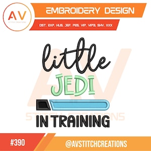 Puede incluir: Un diseño de bordado con el texto "little JEDI IN TRAINING" en negro, verde y azul. El diseño incluye las palabras "EMBROIDERY DESIGN" y el logotipo de AV Stitch Creations. El diseño está sobre un fondo blanco.