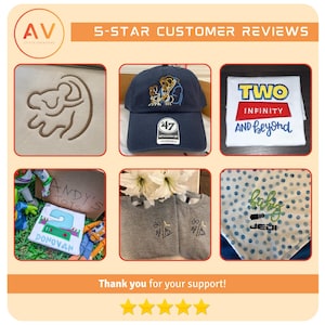 K&ouml;nnte beinhalten: Eine Collage von kundenspezifischen Artikeln. Enth&auml;lt eine beige Stickerei des K&ouml;nig der L&ouml;wen, eine marineblaue Baseballkappe mit einem Cartoon-Design, ein wei&szlig;es T-Shirt mit dem Text "TWO INFINITY AND beyond", ein T-Shirt mit dem Text "ANDY'S TOYS" und "DONOVAN", zwei graue Sweatshirts mit einem Grafik und ein blaues Polka-Dot-L&auml;tzchen mit dem Text "baby JEDI".