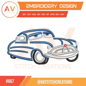 Puede incluir: Un diseño de bordado que presenta un coche de dibujos animados con contornos y detalles azules, incluyendo ojos, ruedas y un parachoques delantero. El diseño incluye el texto "EMBROIDERY DESIGN" y "AV STITCH CREATIONS". El diseño está etiquetado con el número "#667".