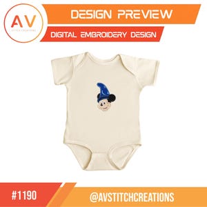 Op de afbeelding: Cr&egrave;me babyromper met een Mickey Mouse-ontwerp met een blauwe tovenaarsmuts. Het ontwerp is een borduurvoorbeeld. De bovenste banner luidt "DESIGN PREVIEW" en "DIGITAL EMBROIDERY DESIGN". De onderste banner luidt "#1190" en "@AVSTITCHCREATIONS".