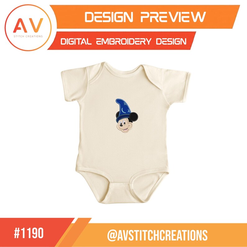Op de afbeelding: Cr&egrave;me babyromper met een Mickey Mouse-ontwerp met een blauwe tovenaarsmuts. Het ontwerp is een borduurvoorbeeld. De bovenste banner luidt "DESIGN PREVIEW" en "DIGITAL EMBROIDERY DESIGN". De onderste banner luidt "#1190" en "@AVSTITCHCREATIONS".