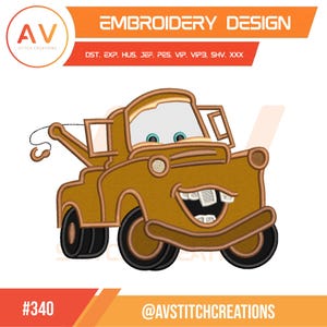 Puede incluir: Un diseño de bordado que presenta un camión de remolque de dibujos animados en tonos marrones, con una cara sonriente y dientes grandes. El diseño incluye el texto "EMBROIDERY DESIGN" y el logotipo de "AV STITCH CREATIONS". El diseño está etiquetado con el número "#340".