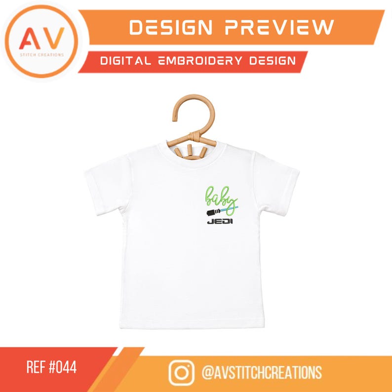K&ouml;nnte beinhalten: Wei&szlig;es Baby-T-Shirt mit einem gr&uuml;n-blauen "Baby Jedi"-Design. Das Design enth&auml;lt eine Lichtschwert-Grafik. Das Shirt h&auml;ngt an einem Holzkleiderb&uuml;gel. Oben im Bild steht "DESIGN PREVIEW" und "DIGITAL EMBROIDERY DESIGN".