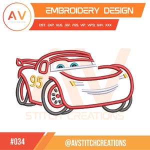 Op de afbeelding: Een borduurontwerp met een cartoonauto in rood en wit met het nummer 95 aan de zijkant. Het ontwerp bevat de tekst "EMBROIDERY DESIGN" en het logo "AV STITCH CREATIONS".