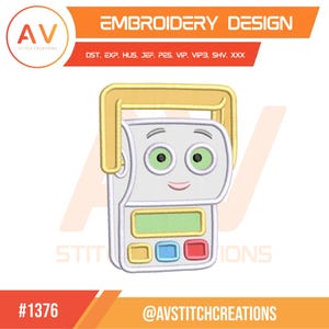 Puede incluir: Un diseño de bordado que presenta una calculadora de dibujos animados con cuerpo blanco, ojos verde claro, una pequeña sonrisa y un asa amarilla. La calculadora tiene una pantalla verde y tres botones coloridos en amarillo, azul y rojo. El texto incluye EMBROIDERY DESIGN, formatos DST, EXP, HUS, JEF, PES, VIP, VIP3, SHV, XXX, #1376 y @AVSTITCHCREATIONS.