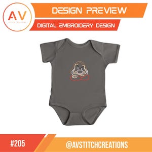 Puede incluir: Un body de beb&eacute; gris oscuro de manga corta con un bordado de un personaje gru&ntilde;&oacute;n con nariz grande, barba blanca y ropa roja. La imagen incluye el texto DESIGN PREVIEW, DIGITAL EMBROIDERY DESIGN y #205.