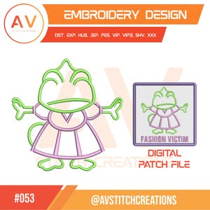 Puede incluir: Un archivo de diseño de bordado digital con un dibujo lineal de una rana con vestido, en contornos verde claro y lavanda. Una versión de parche cuadrado incluye el texto FASHION VICTIM. La imagen muestra los formatos de archivo DST, EXP, HUS, JEF, PES, VIP, VIP3, SHV, XXX.