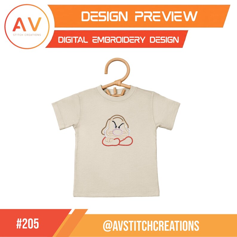 Puede incluir: Una camiseta beige de manga corta con un dise&ntilde;o bordado centrado de un personaje de dibujos animados gru&ntilde;&oacute;n con nariz grande, cejas fruncidas y brazos cruzados. El dise&ntilde;o incluye el texto DESIGN PREVIEW, DIGITAL EMBROIDERY DESIGN y #205.