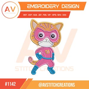 Könnte beinhalten: Ein Stickdesign mit einer Comic-Katze in einem Superhelden-Kostüm. Die Katze ist rosa mit blauen Akzenten, einer goldenen Maske und einem goldenen Emblem. Das Design enthält den Text "EMBROIDERY DESIGN" und "AV STITCH CREATIONS".