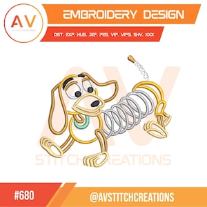 Puede incluir: Un diseño de bordado con un perro de dibujos animados con un cuerpo en forma de resorte. El perro es principalmente marrón claro y amarillo, con un resorte plateado y un collar turquesa. El diseño incluye el texto "EMBROIDERY DESIGN".