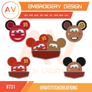 Pode incluir: Design de bordado com cinco ícones inspirados em personagens com formas de orelhas de rato. Inclui motivos de carro de corrida vermelho com o número 95 e motivos de reboque castanho. Alguns designs estão numa moldura em forma de bolso. Texto: EMBROIDERY DESIGN, formatos de ficheiro e AV STITCH CREATIONS.
