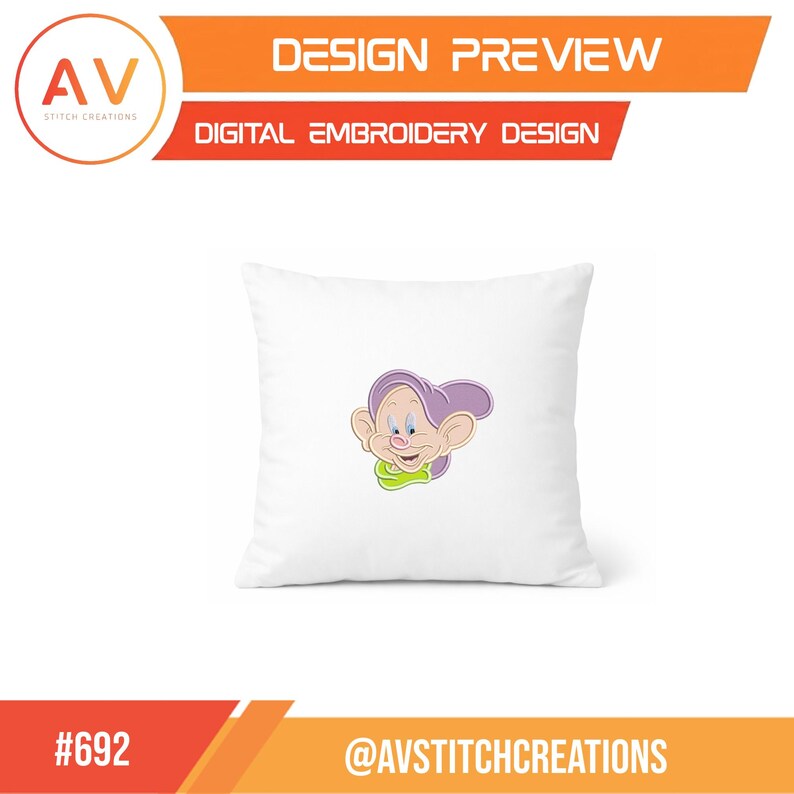 K&ouml;nnte beinhalten: Wei&szlig;es quadratisches Kissen mit einem farbenfrohen gestickten Design einer Zeichentrickfigur mit lila Ohren, einem rosa Gesicht und einem gr&uuml;nen Kragen. Das Kissen ist eine Designvorschau f&uuml;r digitale Stickerei. Der Text "DESIGN PREVIEW" und "DIGITAL EMBROIDERY DESIGN" sind sichtbar.