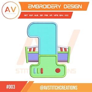 Może przedstawiać: Wzór haftu przedstawiający stylizowaną cyfrę jeden w odcieniach niebieskiego i zielonego, z czerwonymi i białymi akcentami. Projekt zawiera tekst "EMBROIDERY DESIGN" i logo "AV STITCH CREATIONS". Projekt oznaczony numerem "#003".