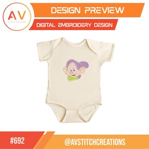 K&ouml;nnte beinhalten: Cremefarbener Baby-Body mit einem Cartoon-Charakter mit lila Hut und gr&uuml;nem Kragen. Das Design ist eine digitale Stickerei-Vorschau. Text enth&auml;lt "DESIGN PREVIEW" und "DIGITAL EMBROIDERY DESIGN". Das untere Banner zeigt "#692" und "@AVSTITCHCREATIONS".
