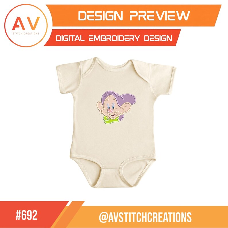K&ouml;nnte beinhalten: Cremefarbener Baby-Body mit einem Cartoon-Charakter mit lila Hut und gr&uuml;nem Kragen. Das Design ist eine digitale Stickerei-Vorschau. Text enth&auml;lt "DESIGN PREVIEW" und "DIGITAL EMBROIDERY DESIGN". Das untere Banner zeigt "#692" und "@AVSTITCHCREATIONS".