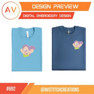 K&ouml;nnte beinhalten: Zwei T-Shirts, eines hellblau und eines marineblau, jeweils mit einem gestickten Cartoon-Charakter. Das hellblaue Shirt hat das Design zentriert, w&auml;hrend das marineblaue Shirt das Design auf der oberen linken Brust hat. Der Text "DESIGN PREVIEW" und "DIGITAL EMBROIDERY DESIGN" stehen oben.