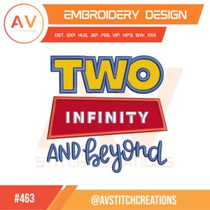 Könnte beinhalten: Ein Stickdesign mit den Wörtern "TWO" und "INFINITY AND beyond" in einer verspielten Schriftart. Das Design umfasst ein rotes Rechteck mit weißem Text und ein blaues und gelbes Farbschema. Das Design ist mit "#463" und "EMBROIDERY DESIGN" gekennzeichnet.