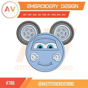 Pode incluir: Um design de bordado com um rosto de carro azul claro com olhos azuis e uma boca sorridente, ladeado por duas rodas cinzentas. O design é rotulado como "EMBROIDERY DESIGN" e inclui o texto "AV STITCH CREATIONS" e "#786 @AVSTITCHCREATIONS".