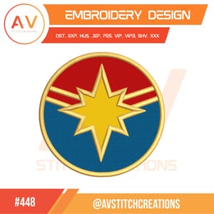 Puede incluir: Un diseño de bordado con un emblema circular. Tiene un borde dorado, una parte superior roja, una inferior azul y una estrella amarilla en el centro. El diseño incluye el texto "EMBROIDERY DESIGN" y el logotipo de "AV STITCH CREATIONS".