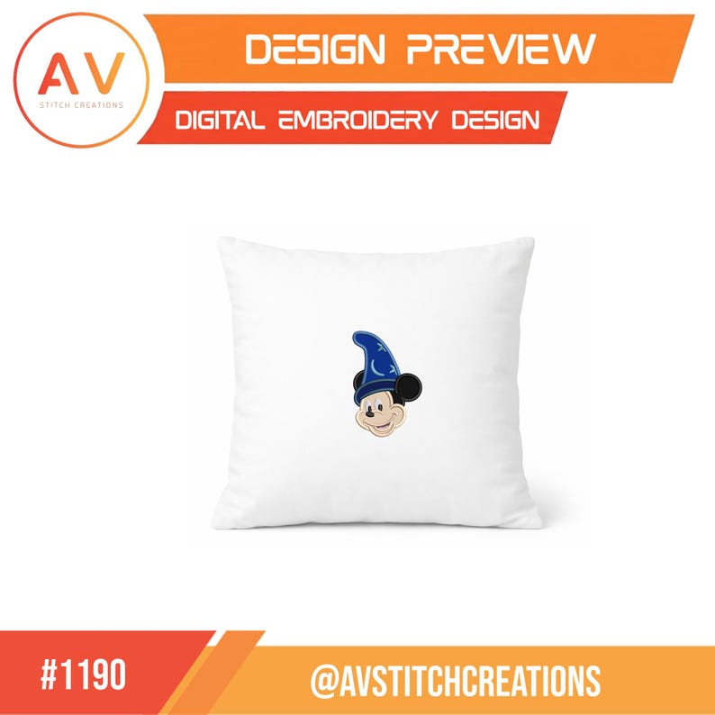 Op de afbeelding: Wit vierkant kussen met een geborduurd ontwerp van een cartoonmuis met een blauwe tovenaars hoed. Het kussen heeft de tekst "DESIGN PREVIEW" en "DIGITAL EMBROIDERY DESIGN". Het logo van AV Stitch Creations staat linksboven.