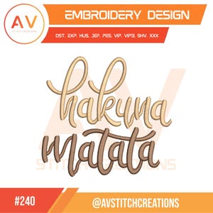 Peut inclure: Une tasse en céramique blanche avec une anse noire et le texte "But First, Coffee" en noir, en gras. La tasse est posée sur une surface blanche. La tasse mesure environ 10 cm de haut.