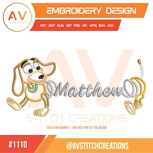 Może przedstawiać: Wzór haftu przedstawiający kreskówkowego psa z imieniem "Matthew" w kursywie. Projekt zawiera tekst "EMBROIDERY DESIGN" i logo "AV STITCH CREATIONS". Projekt jest w odcieniach złota, srebra i bieli.